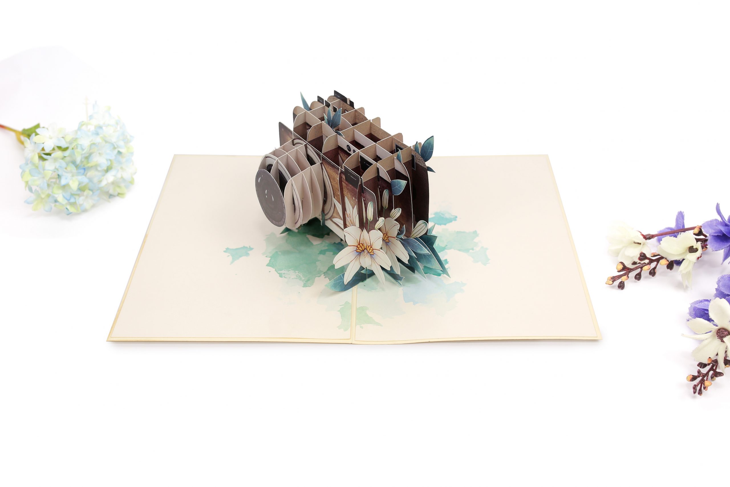 H07 -  Thiệp 3D Máy Ảnh Vintage &amp; Hoa Lily – Pop Up Card Viethands Giftshop