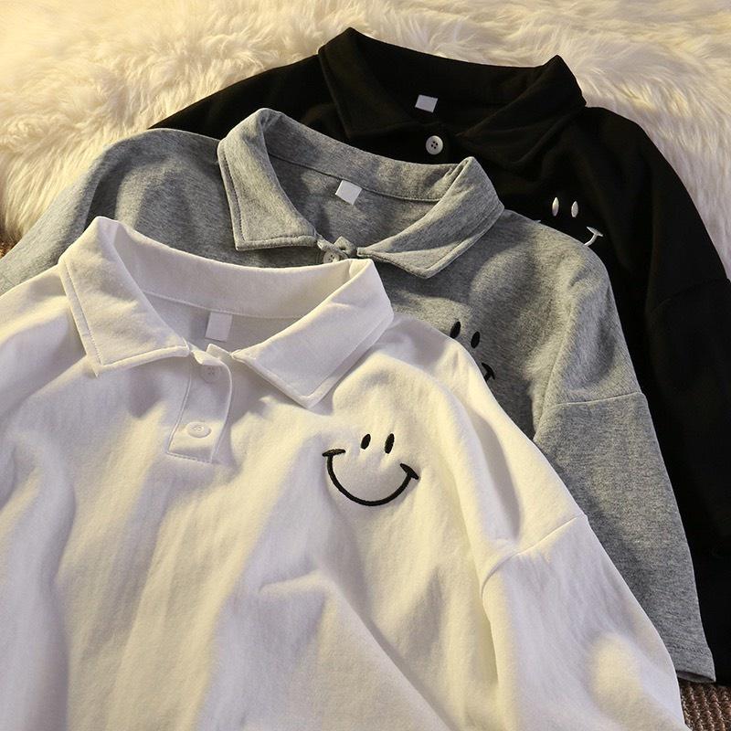 Áo polo nam nữ đều mặc được, thêu SMILE là điểm nhấn, gồm 3 màu đen trắng xám chất cotton