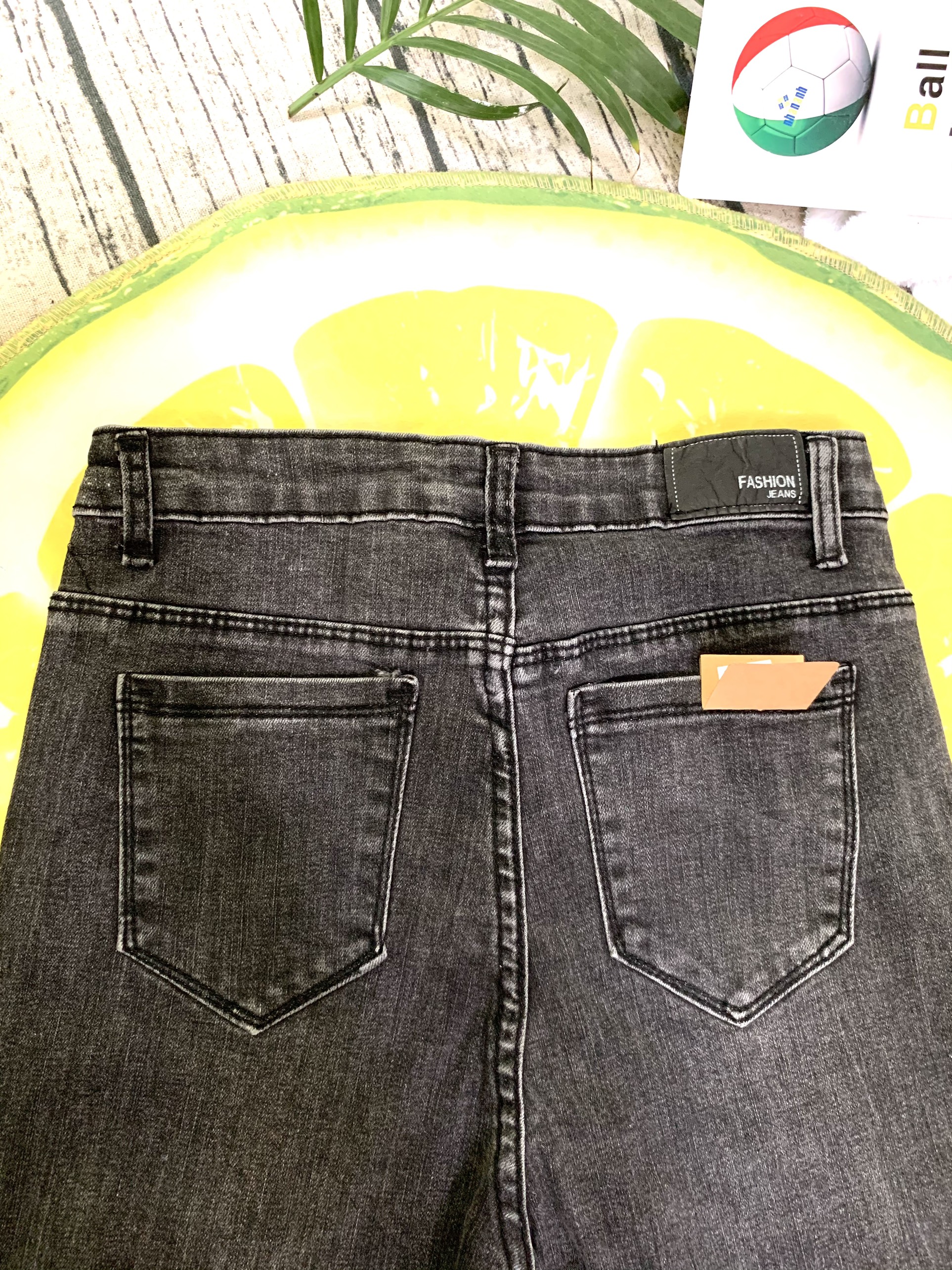 Quần jeans đen ống côn lai tua rua