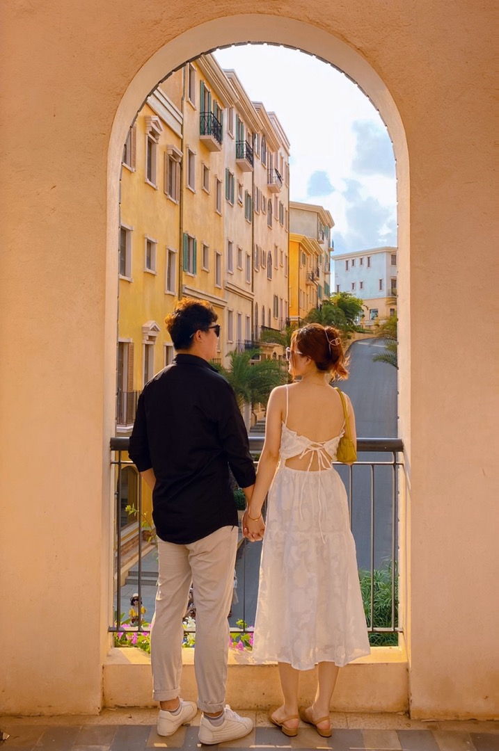 Đầm maxi 2 dây trắng hở lưng đi biển MiNhi thiết kế nữ tính dáng xòe dài qua gối, vải dày dặn 2 lớp