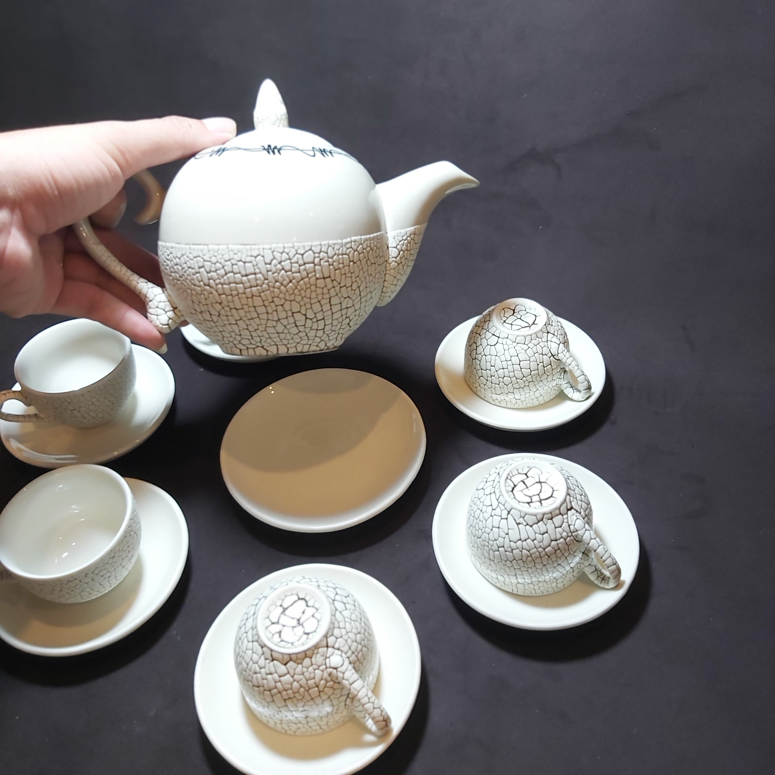 Bộ Ấm Uống trà mẫu Tròn – Hoa văn nổi sần kiểu đất nẻ cực đẹp – 1 ấm, 6 ly, 7 dĩa – Màu Trắng Ngà Ivory