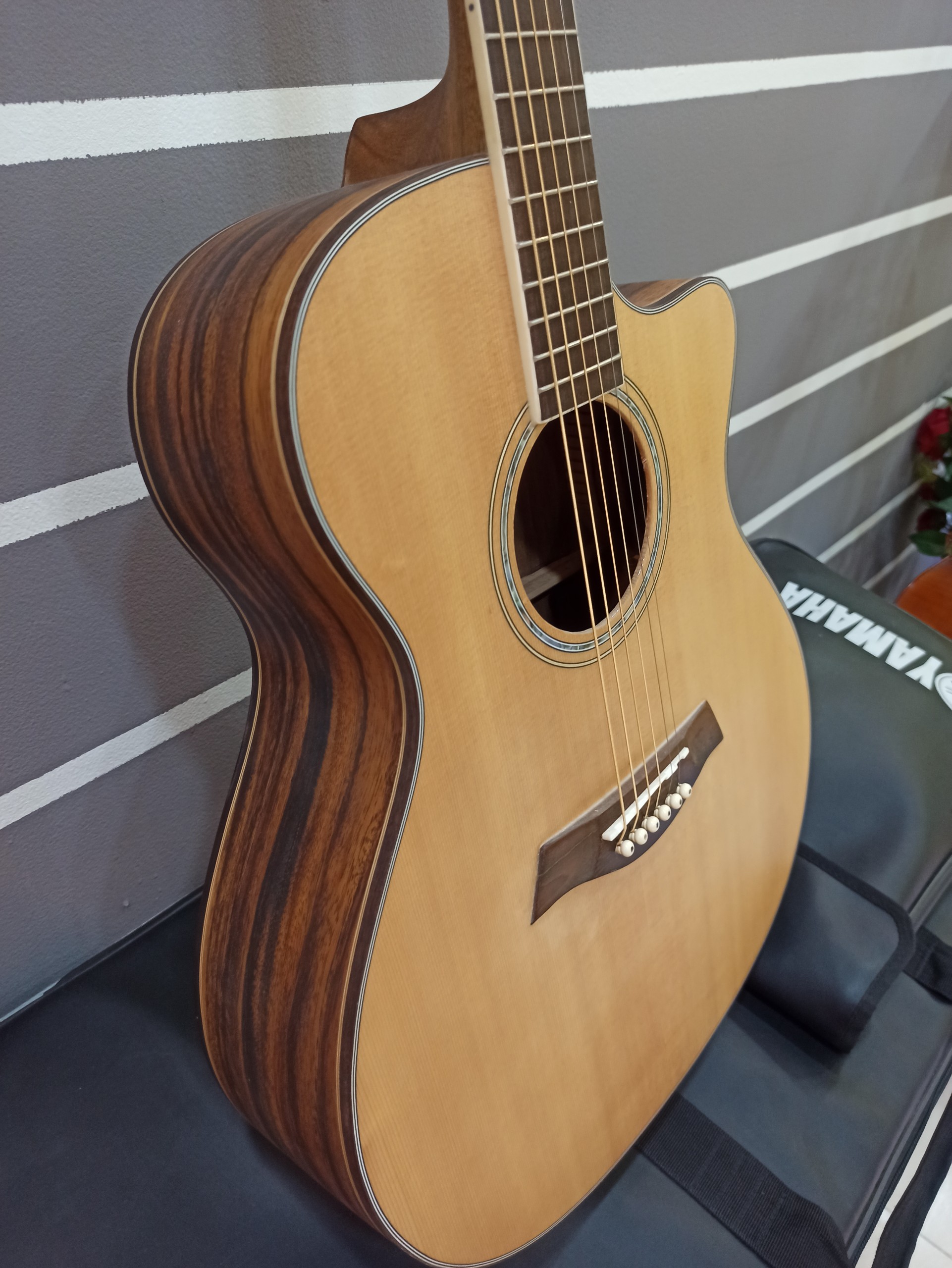 Đàn Guitar Acoustic Gỗ Điệp M414 ( kèm bao da , phím , capo )