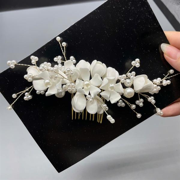 Cài tóc cô dâu hoa đất sét trắng có sẵn xược cài mã 004 - 18cm