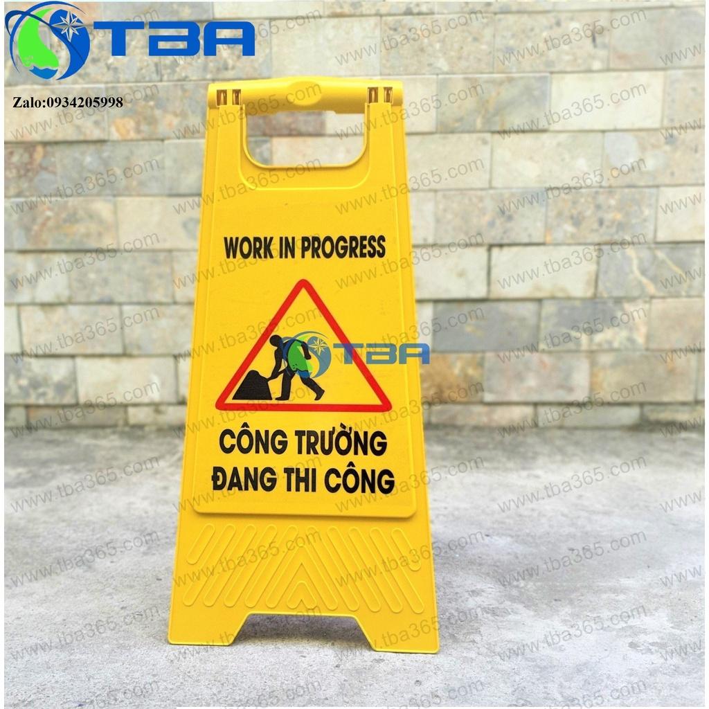 Biển cảnh báo chữ A màu vàng với nội dung ''CÔNG TRƯỜNG ĐANG THI CÔNG''