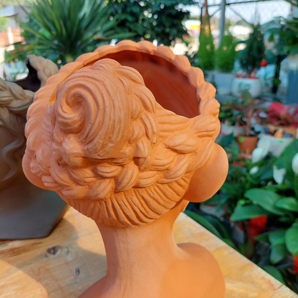 Chậu đất nung Bình Dương - Cô gái bím tóc, miệng chậu 15cm ngang 11cm dọc, chiều cao 26cm