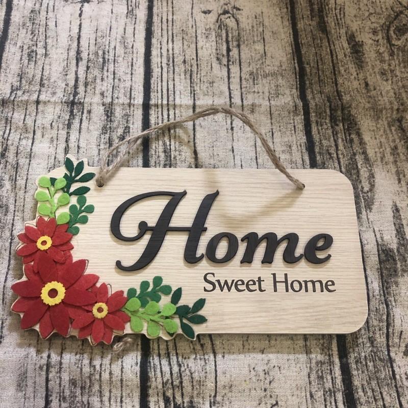 Bảng gỗ treo phòng ngủ phòng khách homestay chữ Home Sweet Home nền gỗ màu trắng hoa đỏ