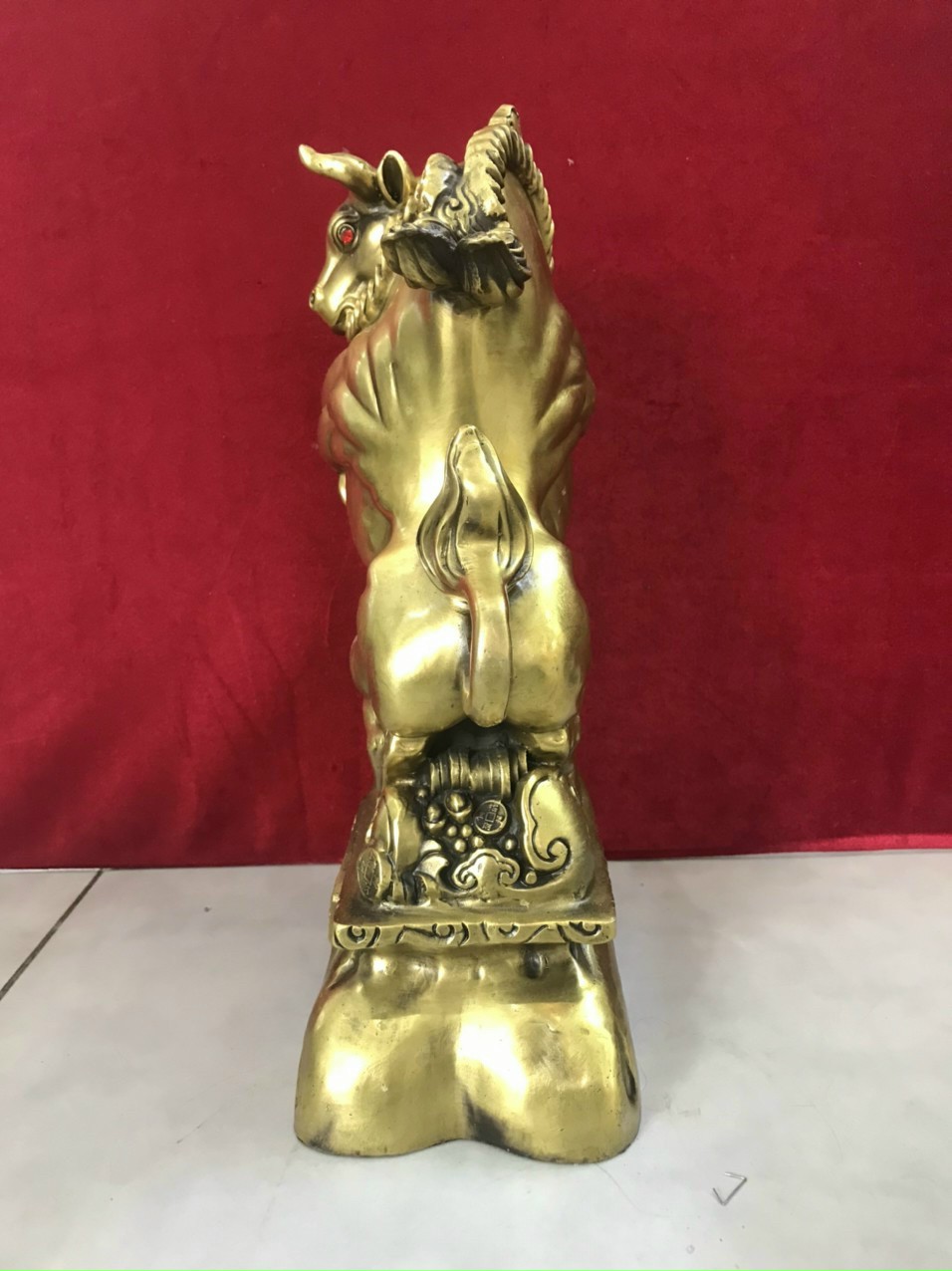 Trâu hũ vàng trên đế - Decor trang trí để bàn