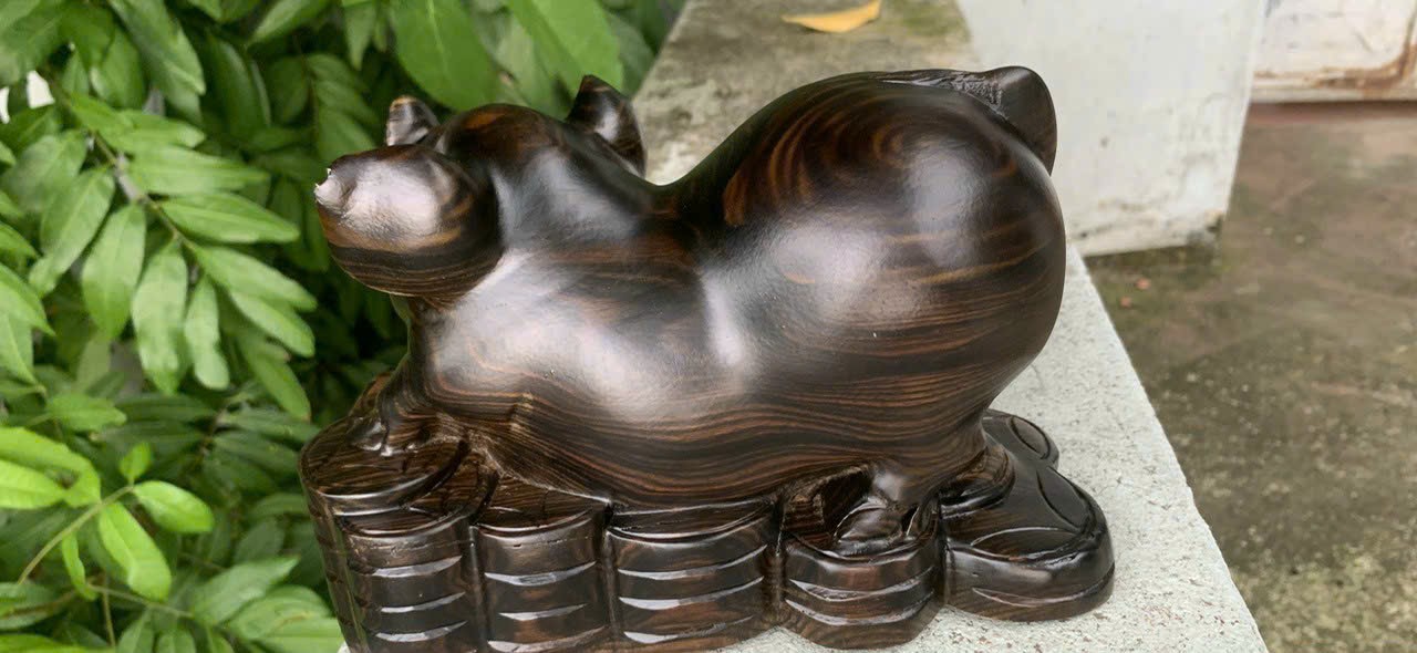 Tượng con heo phong thủy cầu tài lộc bằng gỗ mun hoa kt 20cm