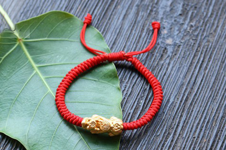 Vòng Tỳ Hưu Bạc Bọc Vàng 24K Kết Dây Đỏ Ngọc Quý Gemstones