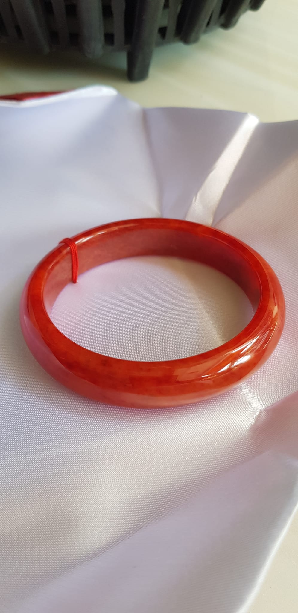 Vòng Cẩm Thạch mới Bản Hẹ Đỏ 62mm x cao 13,5mm x dầy 8,5mm màu đỏ bóng đều đẹp nữ mệnh hỏa mệnh thổ đeo hợp Nữ 68kg - 80kg đeo ạ