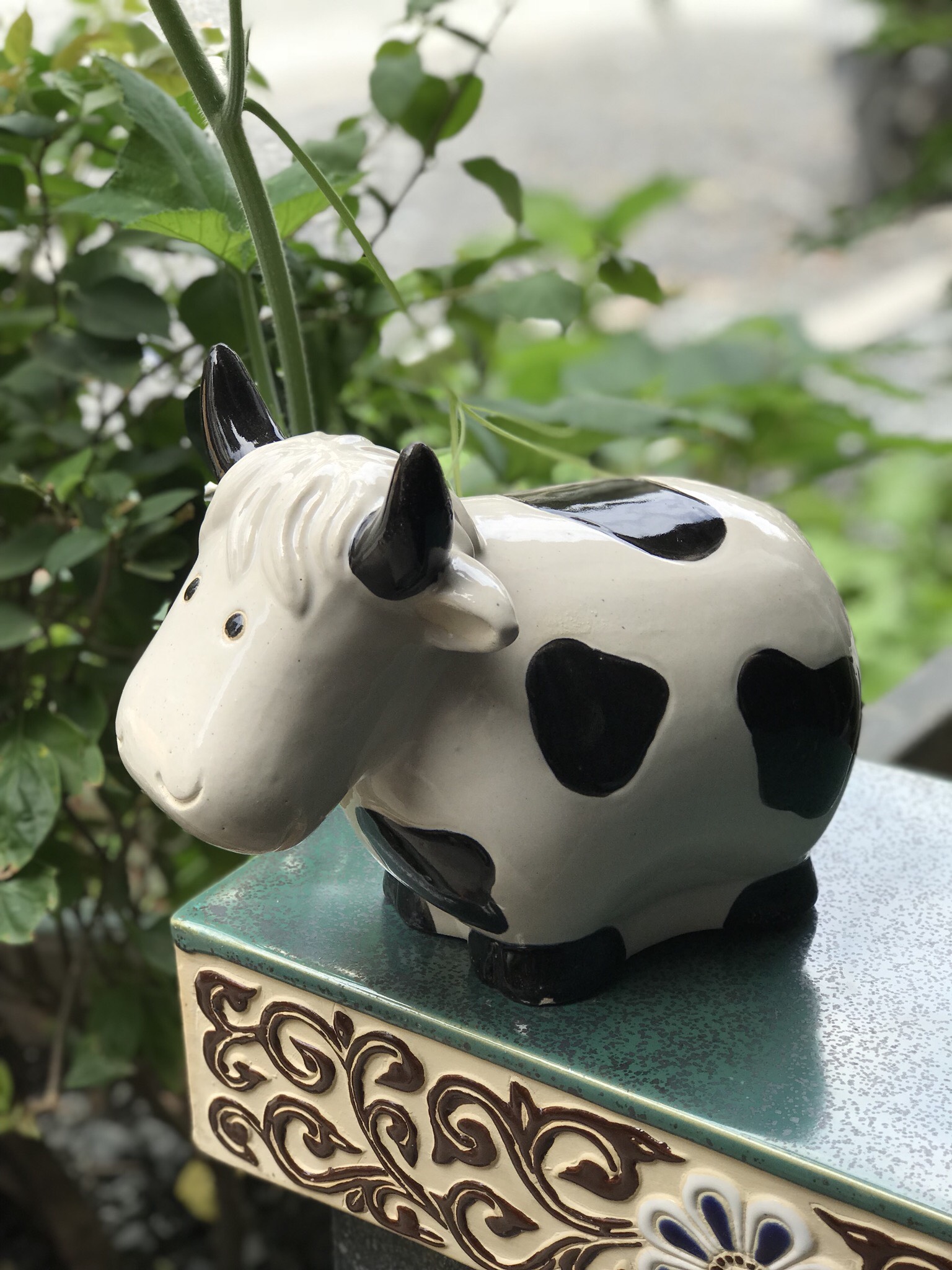 Bò sữa gốm sứ trang trí trong nhà hoặc ngoài sân vườn