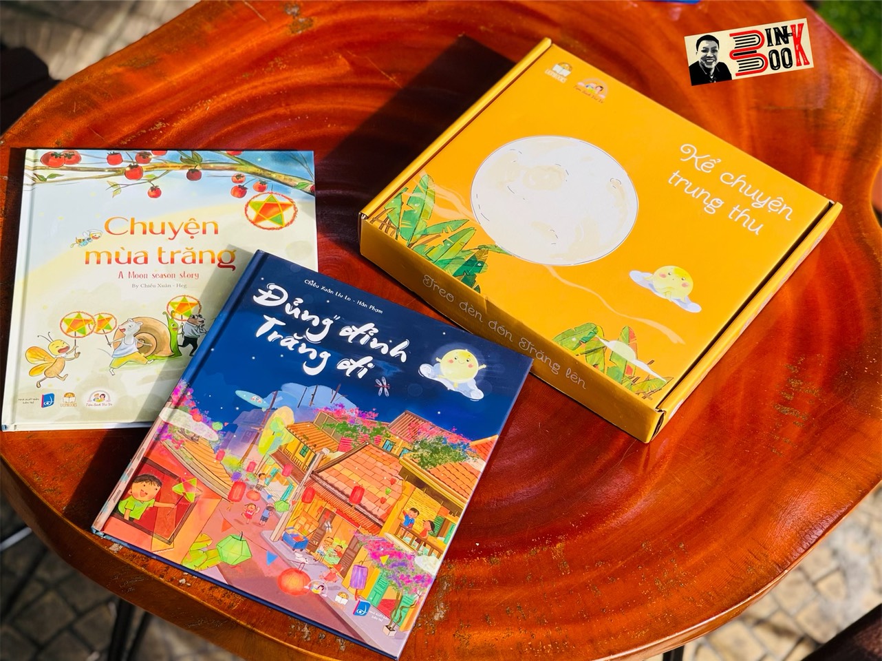 [Boxset dạng hộp quà Trung Thu gồm 2 cuốn bao gồm sticker, bookmark] Kể Chuyện Trung Thu gồm CHUYỆN MÙA TRĂNG và ĐỦNG ĐỈNH TRĂNG ĐI – LionBooks – Quét QR ra hiệu ứng Motion – Bìa cứng in màu toàn bộ