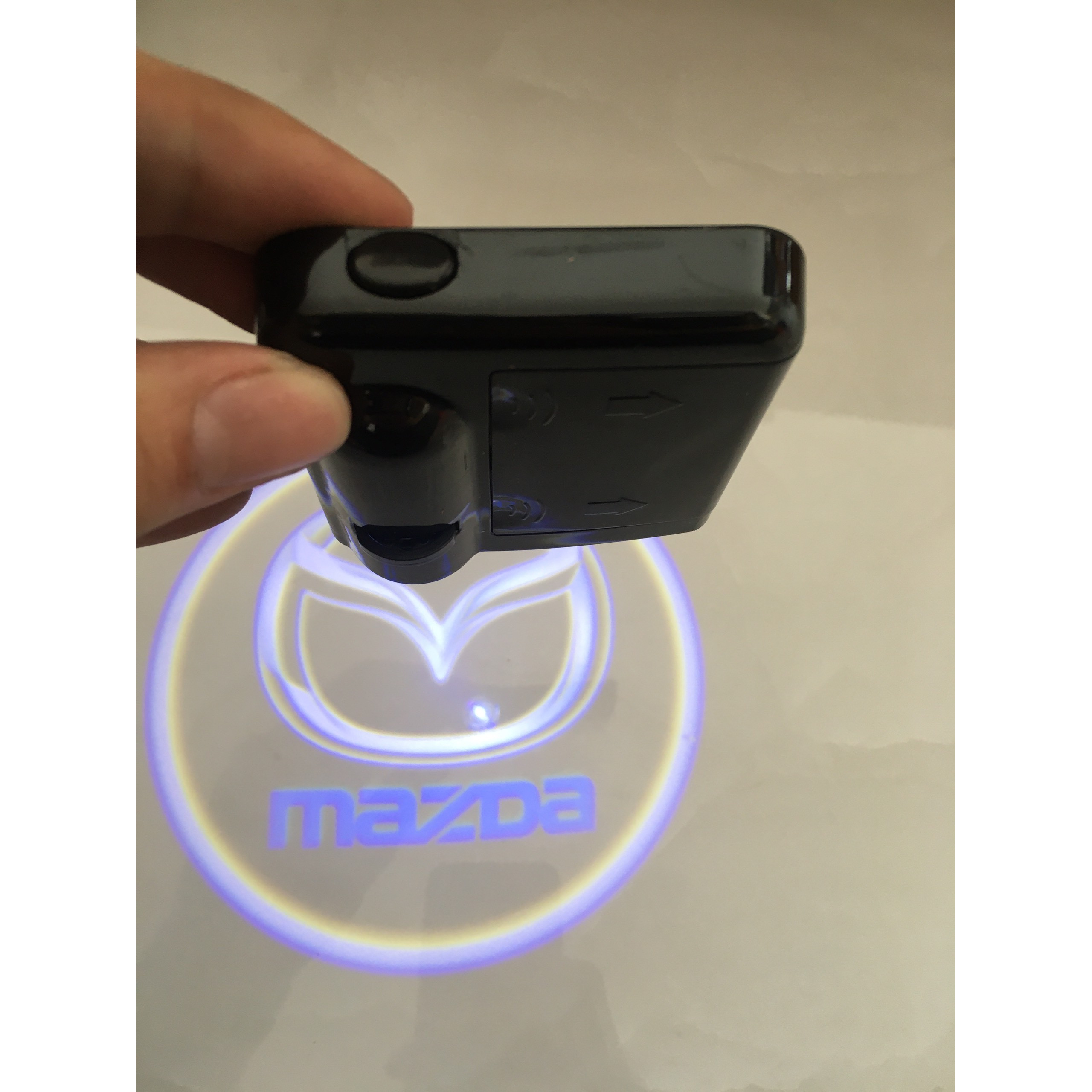 Bộ 2 Đèn chiếu Logo Hãng Xe, Logo đội bóng gắn cửa xe ô tô, Welcome light dùng pin AAA, không kèm pin