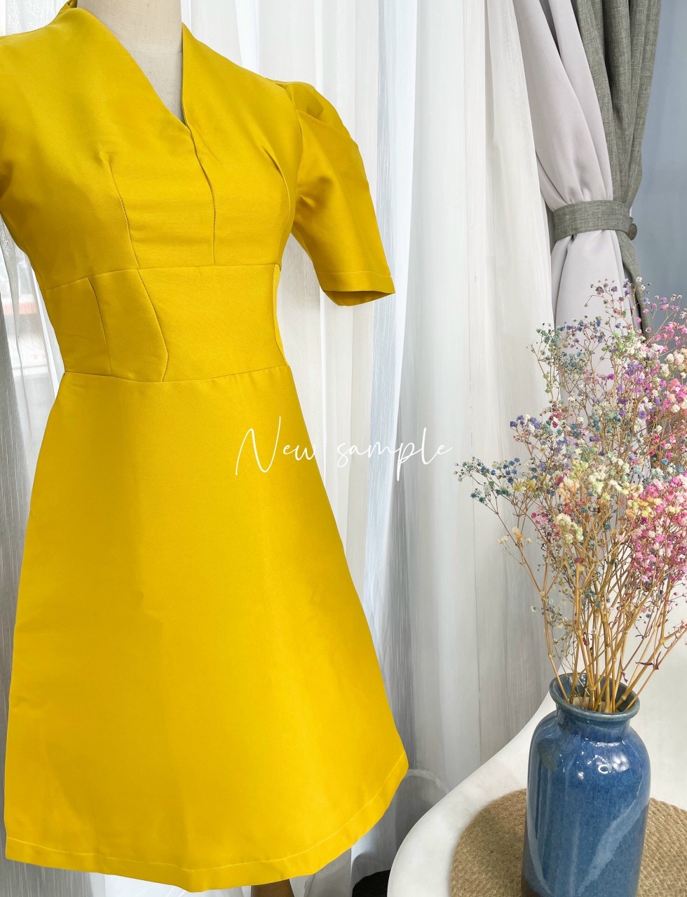 ĐẦM CỔ V VÀNG TAY NGẮN