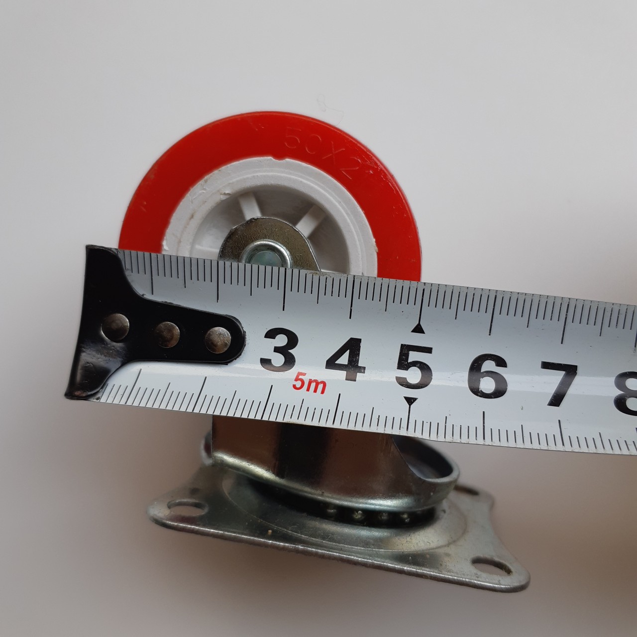 Bộ bánh xe đẩy hàng 5 cm bằng nhựa màu đỏ xoay 360 độ có khóa chống trượt
