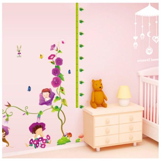 Decal trang trí tường Thước đo dây leo và bé