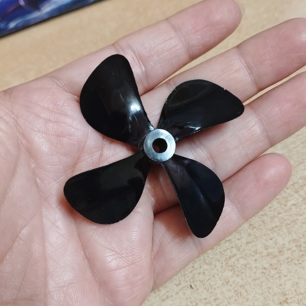 Chân vịt thuận nghịch 4 lá đường kính 55mm trục 4mm, giá bán 1 cặp