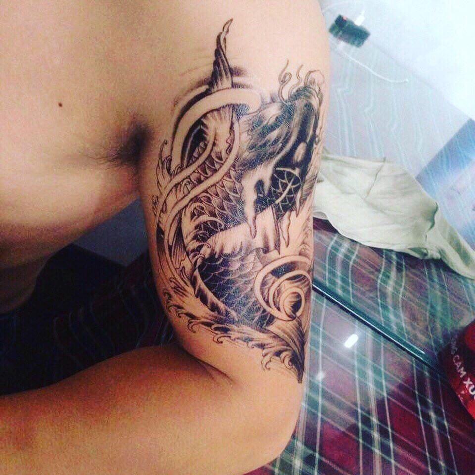 Hình xăm dán cá chép bắp tay cao cấp 15x21cm. Tặng ngay 1 tấm size 10x20cm khi mua 2 sp. Tặng tấm cùng size khi mua 3 sp