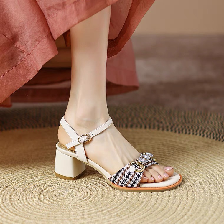 Mẫu sandal nữ quai hậu,da bò đế trụ chắc chắn, chống trơn trượt. tk688