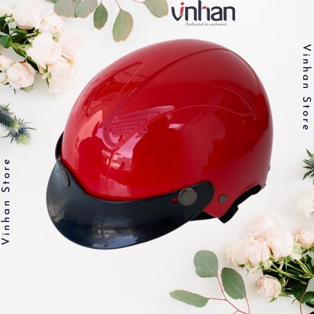 Mũ bảo hiểm trẻ em cho bé mẫu giáo mầm non rất đơn giản nhưng chắc chắn và an toàn cho bé từ 2 tuổi đến 5 tuổi, nón bảo hiểm bảo hộ cho bé rất đẹp màu đỏ Vinhan MBH07