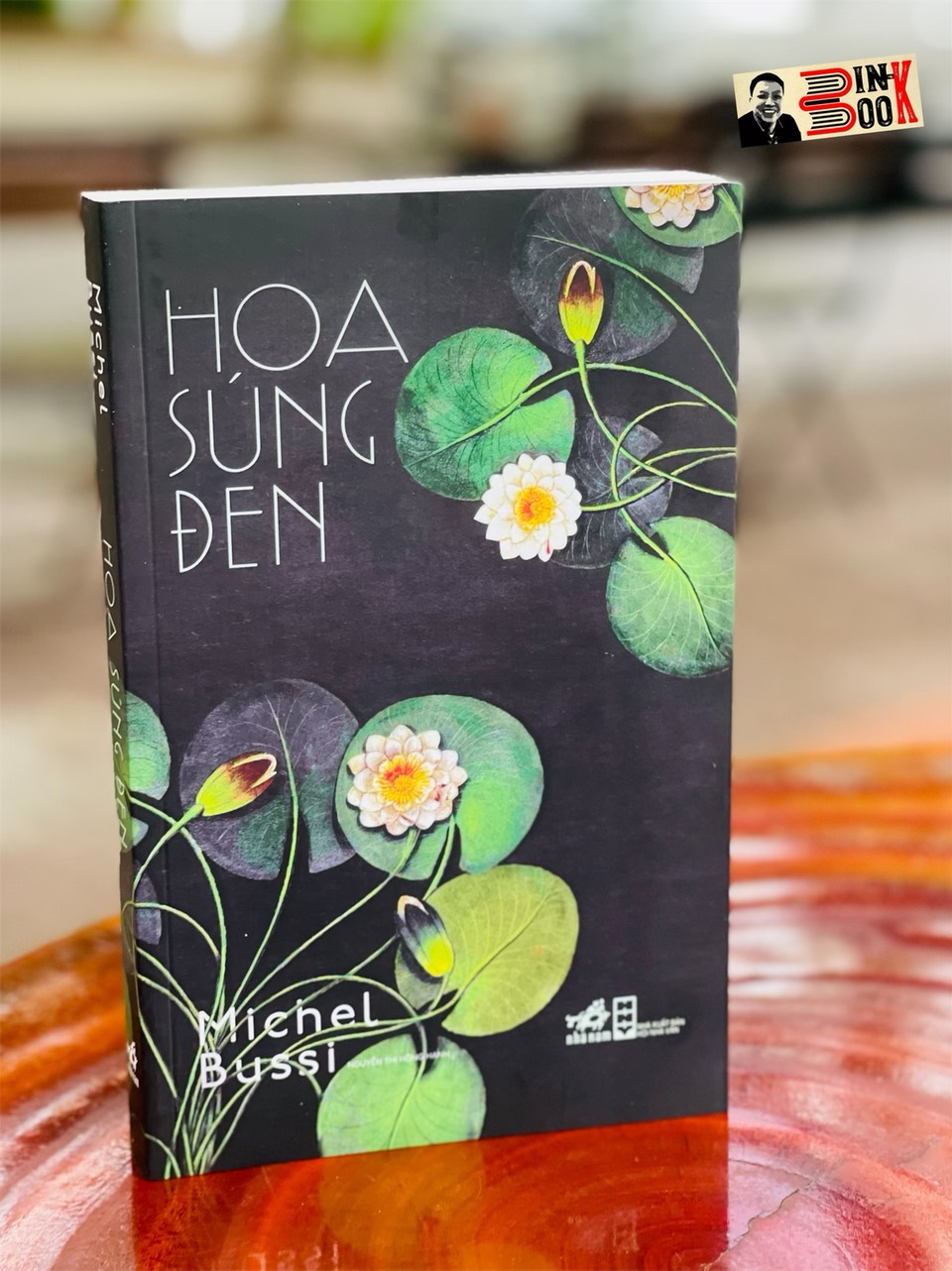 (Tái bản 2022) HOA SÚNG ĐEN - Michel Bussi - Nguyễn Thị Hồng Hạnh dịch - Nhã Nam – Nxb Hội Nhà Văn (bìa mềm)