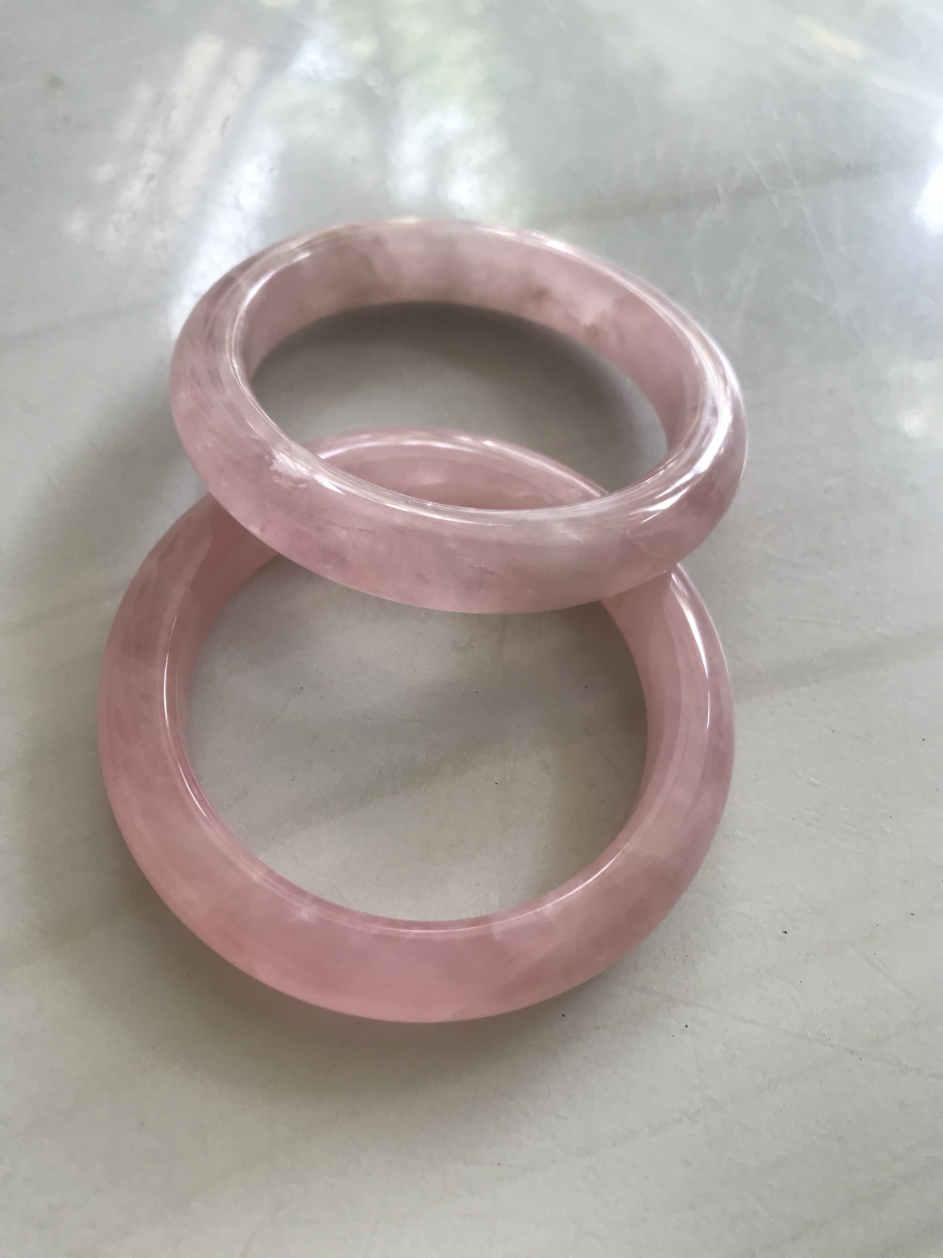 Vòng Thạch Anh Hồng Tự Nhiên Bản Hẹ Mới đẹp Ni 52mm Cao 11mm Dầy 8mm Màu Hồng xinh bóng đẹp Nữ mệnh Hỏa mệnh Thổ tay nhỏ đeo 45kg - 52 kg ạ