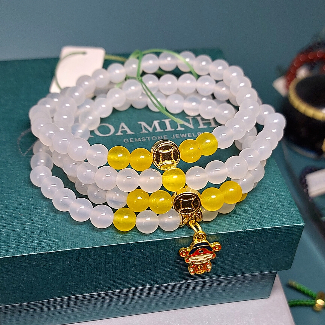 Vòng tay chuỗi 108 hạt Mã Não trắng 6 li phối đá Mã Não vàng, charm Thần Tài bạc xi vàng Bình An Tài Lộc