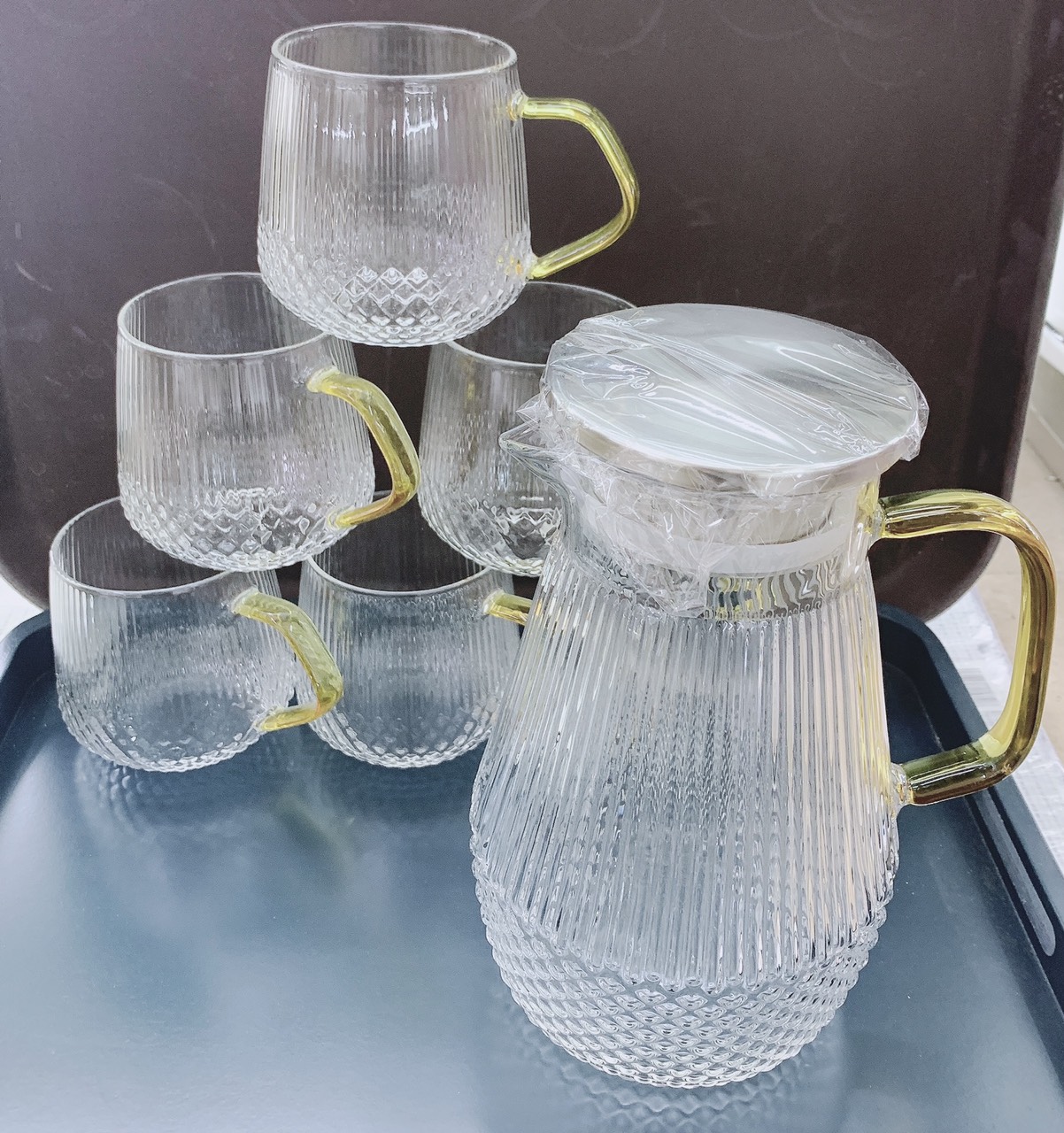 BỘ BÌNH NƯƠC THỦY TINH CHỊU NHIỆT 2L CRYSTAN KÈM 6 CỐC QUAI VÀNG - ANTH415