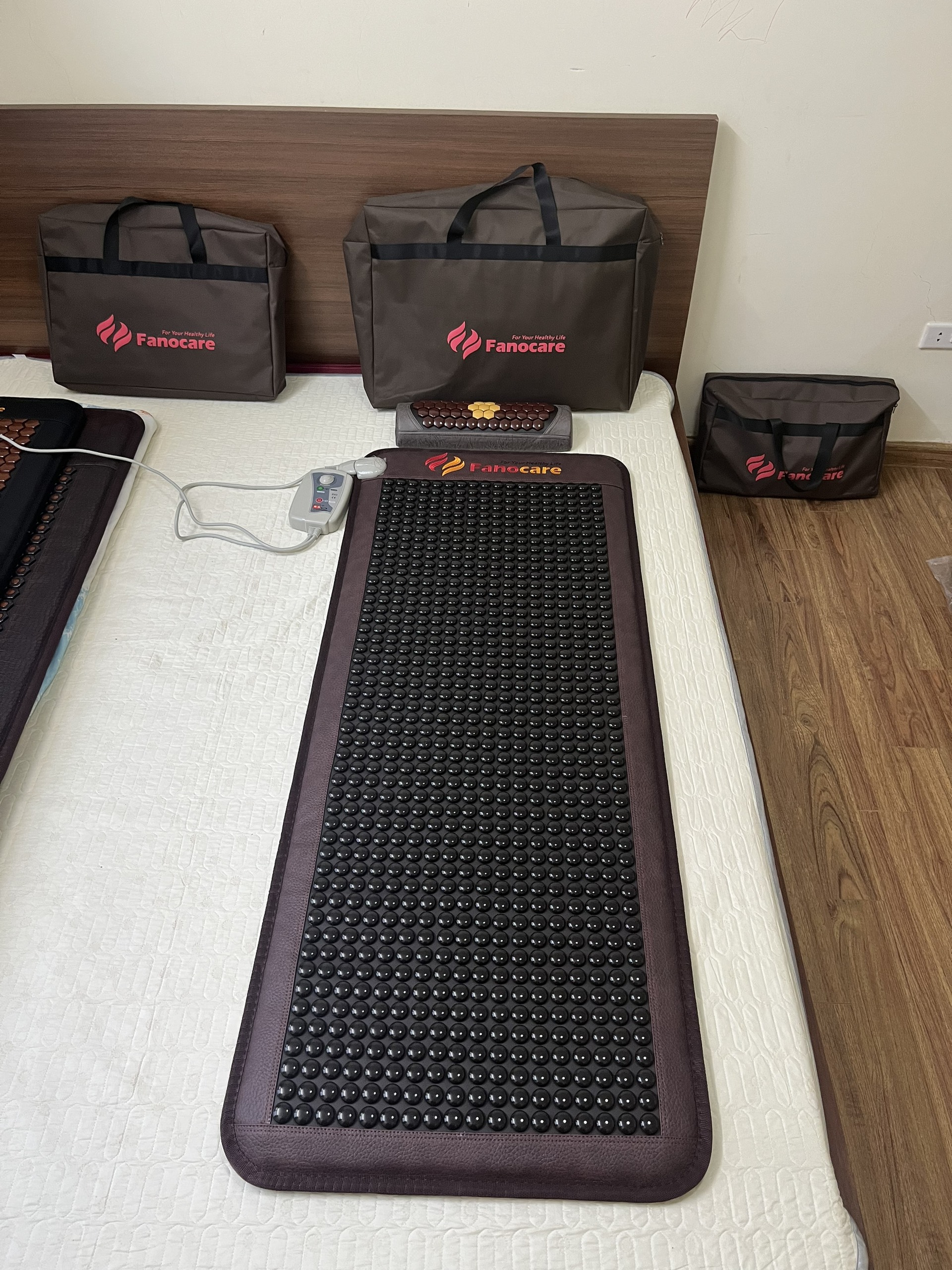 Thảm/Nệm đá nhiệt nóng Fanocare KT 60x150cm đá tròn đen T4000