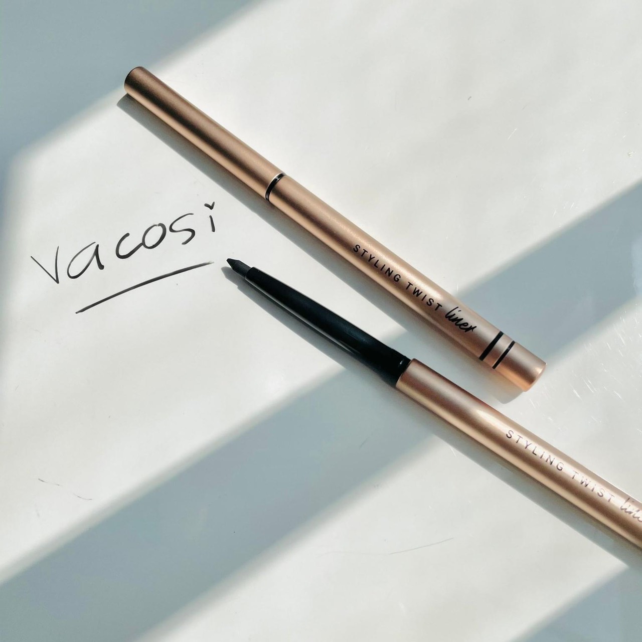 Chì kẻ mắt dạng gel Vacosi Styling Styling Twist Liner