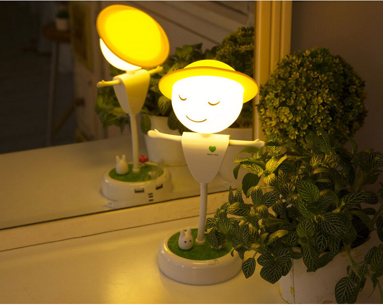 Đèn led để bàn hình chú bù nhìn rơm