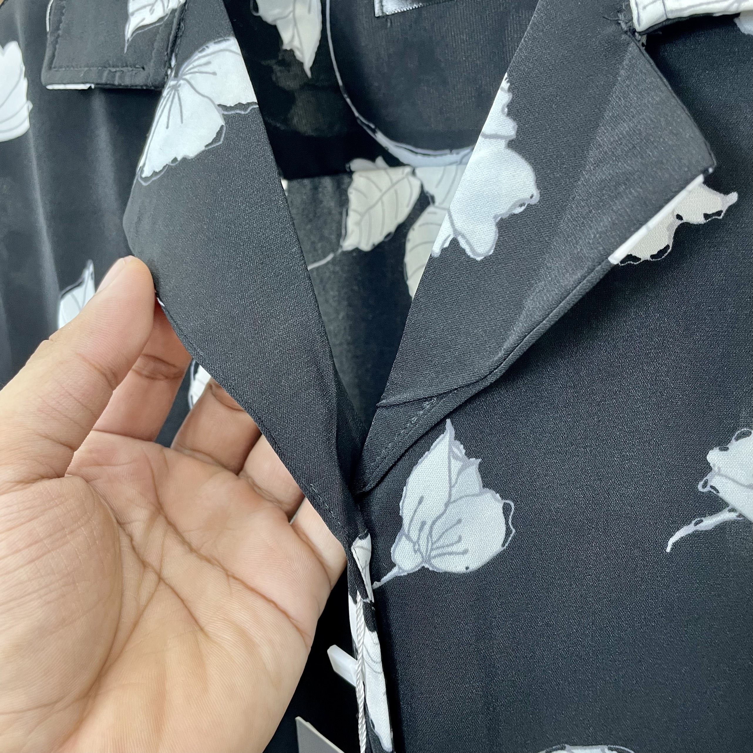Bộ áo sơ mi nam tay ngắn cổ vest quần short ống rộng họa tiết hoa chất lụa mango không nhăn mềm rũ AP5