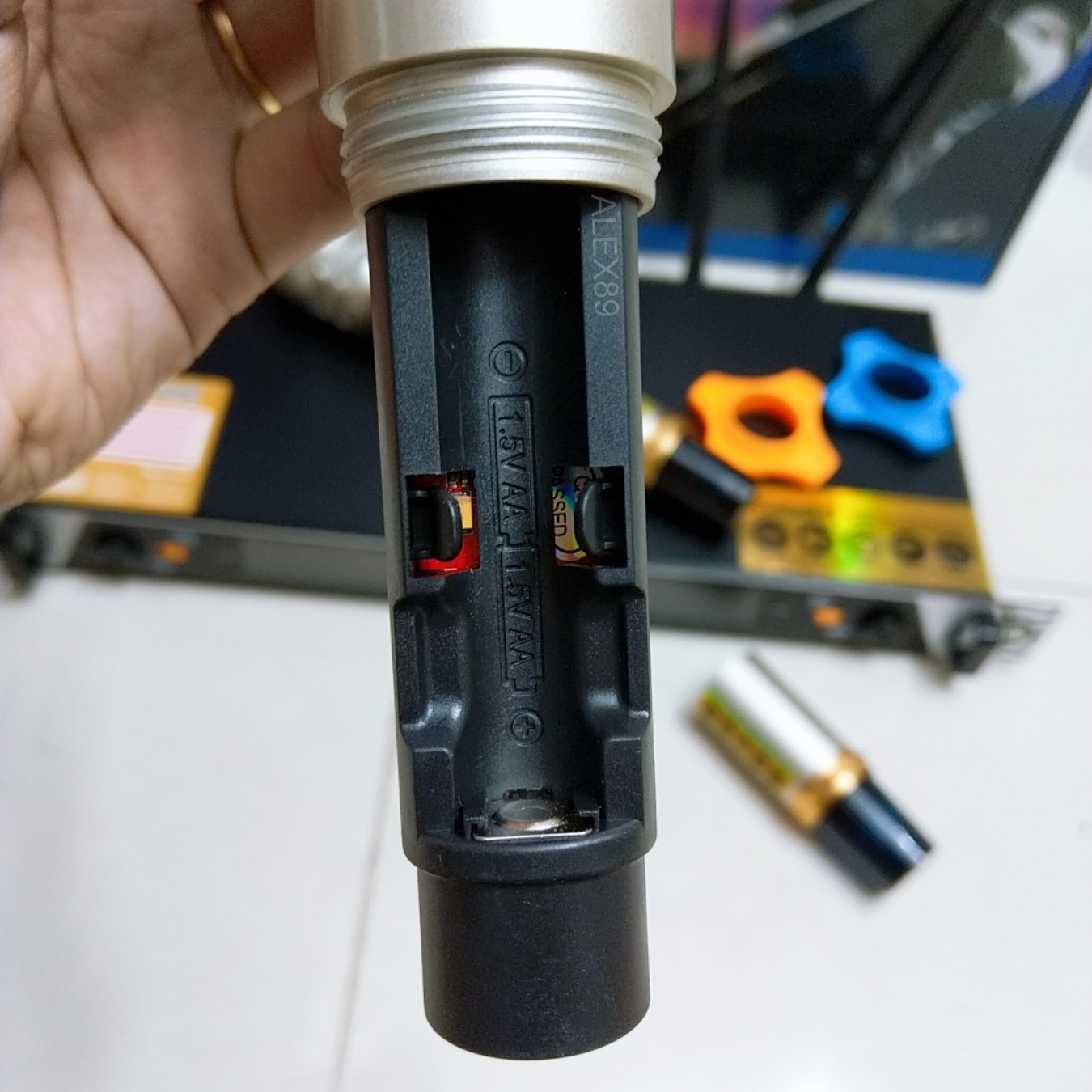 Micro Shure UGX21 2019 Karaoke Không Dây Gia Đình Main Đỏ IC - Hàng Nhập Khẩu