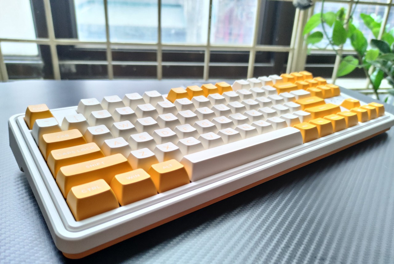 Bàn phím máy tính FL-Esports CMK87SAM Yellow &amp; White 3 Mode (USB Type-C, Bluetooth, 2.4Ghz)_Mới, hàng chính hãng