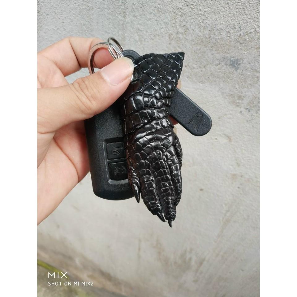 Móc khóa chân cá sấu thật