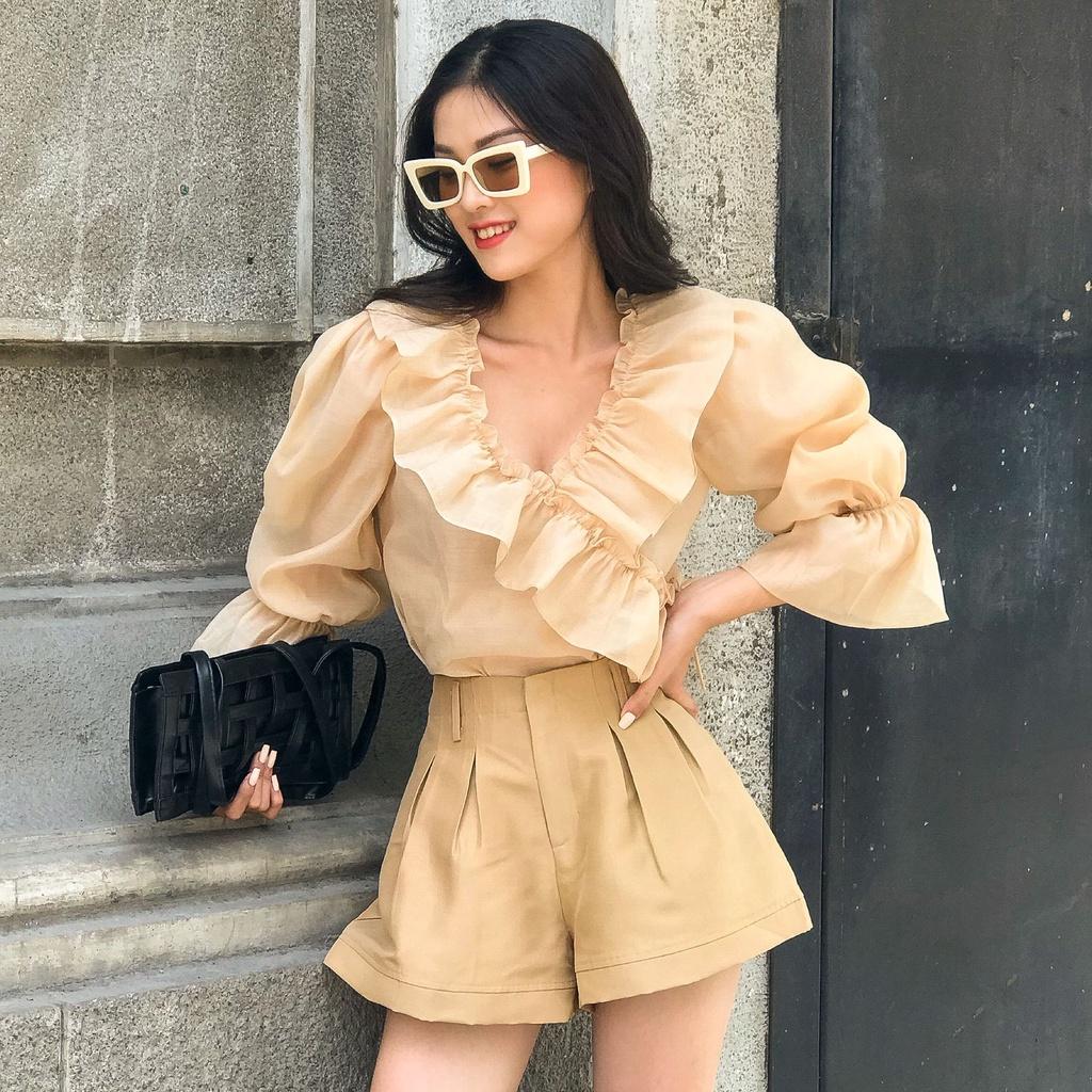 KIOBI – Quần shorts Flared form lưng cao dáng xòe, ống loe rộng xếp li, lai nối, vải phi lụa Nhật be - KIQS2131B