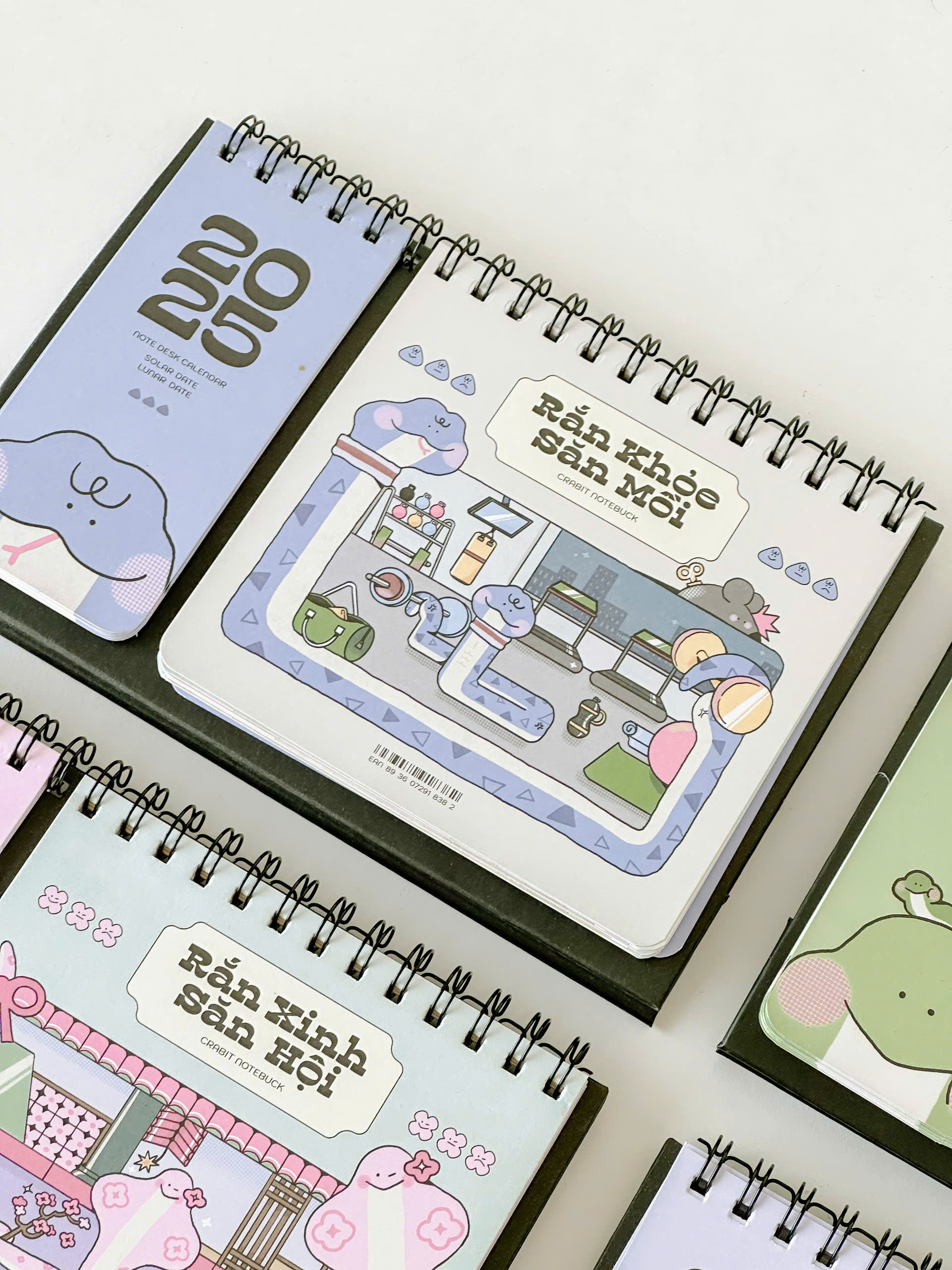 LỊCH BÀN ẤT TỴ 2025: RẮN SĂN MỒI – Crabit Notebuck