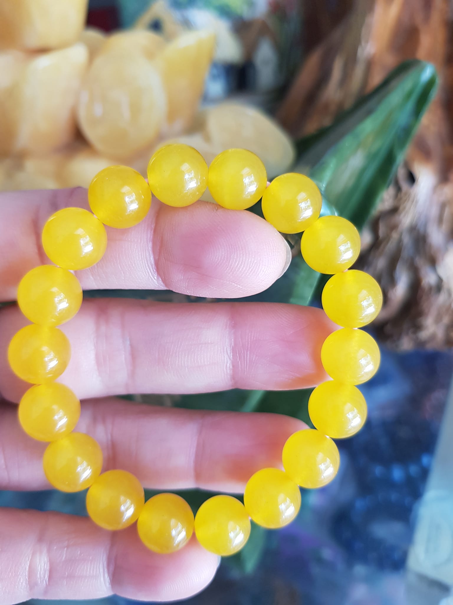 Chiếc Vòng tay đá mã não vàng anh tươi quá đẹp  Size hạt 10mm Nữ mệnh kim thổ thủy đeo  Vòng vàng anh này người lớn trẻ em nhỏ đeo được hết ạ rất là xinh xắn luôn