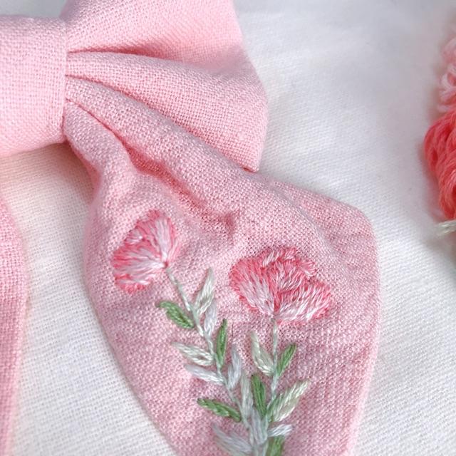 Nơ linen màu hồng phấn thêu hoa