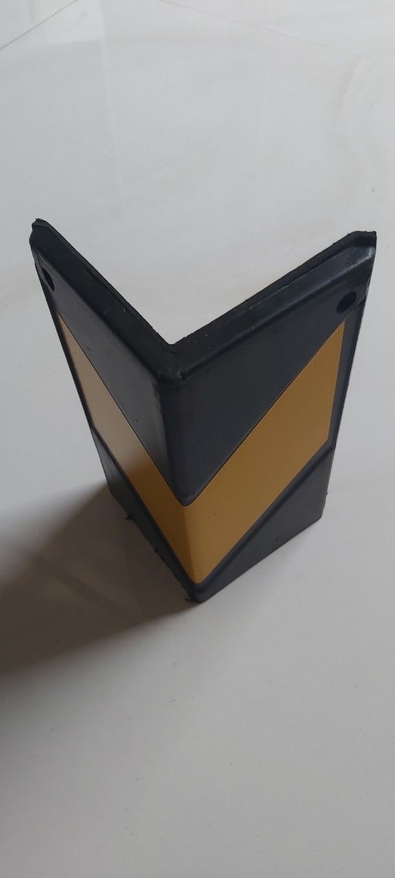 Ốp cột góc chân tường cao su V cao 20 x10x10cm