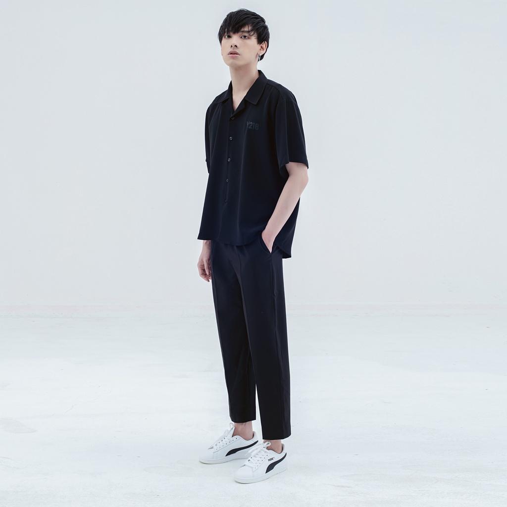 Áo sơ mi Y218cổ danton tay ngắn dáng rộng màu đen in logo
