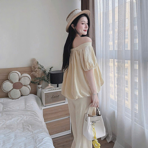 Bộ đồ ngủ nữ 2 màu trắng, be kiểu dáng rộng rãi thoải mái, chất liệu vải mềm mại, phù hợp cho việc ở nhà hoặc đi chơi nhẹ nhàng