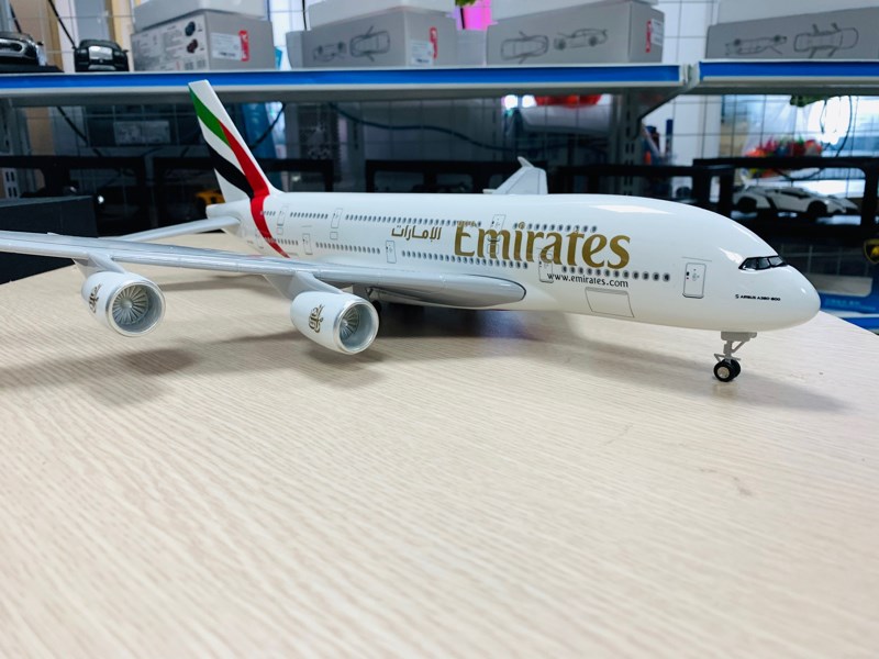 Mô hình máy bay Emirates Airlines 47 cm A380 UAE 4 động cơ có đèn led bánh xe