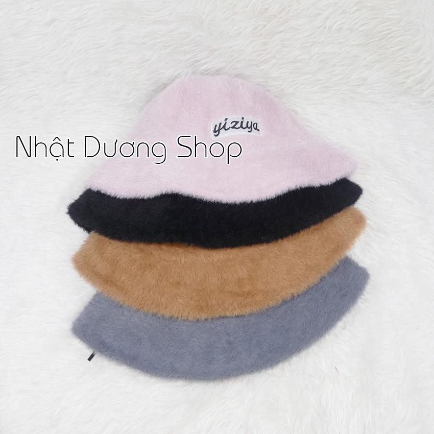 Mũ bo cụp lông thỏ, nón tai bèo hàng quảng châu thêu chữ Yiziya, phía trong có 2 dây rút giúp giữ chặt nón khi đội.