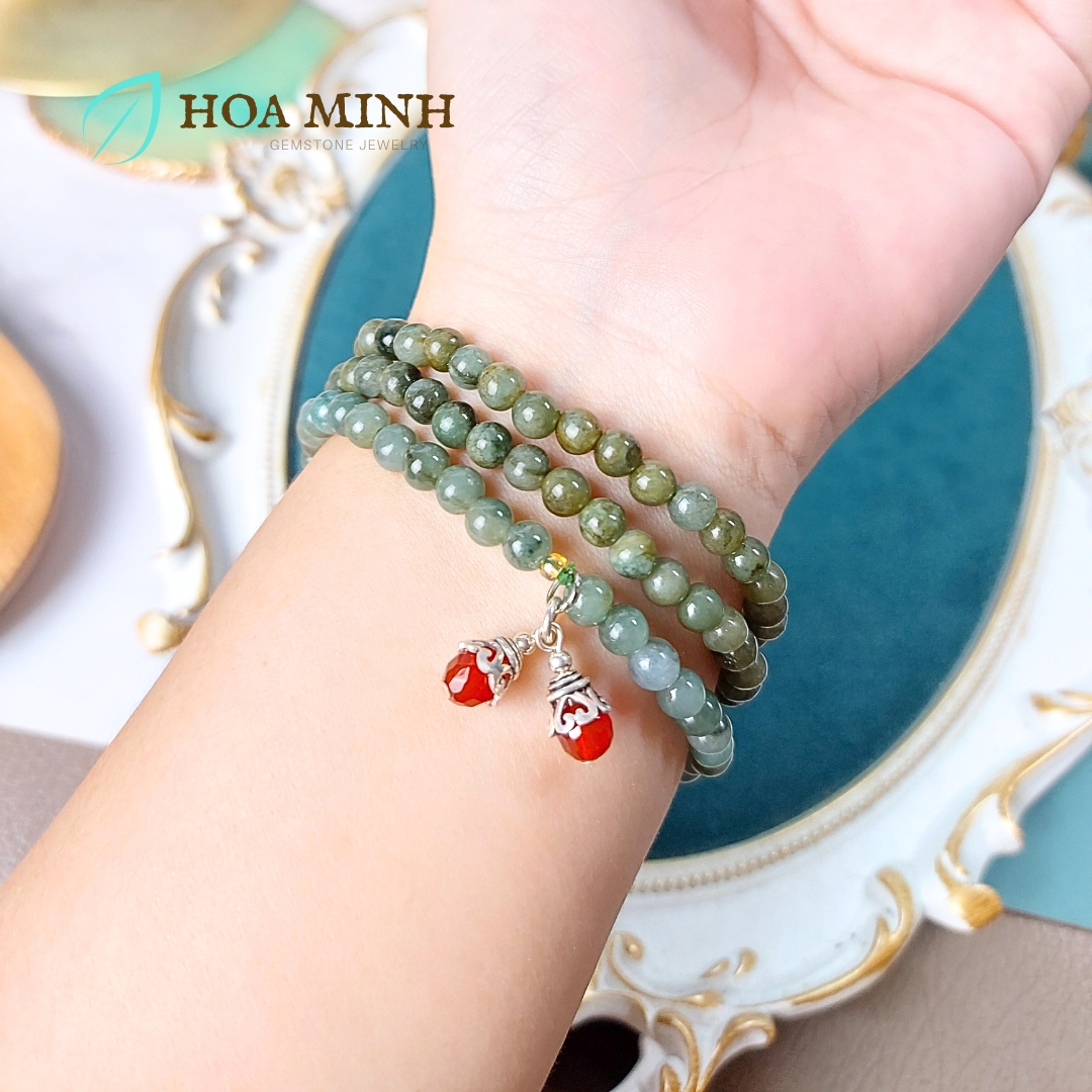Vòng tay chuỗi 108 hạt Cẩm Thạch dầu theo dải màu size 5.6 li phối thạch anh xanh vuông, bánh xe mã não hồng cắt giác và charm bạc bọc mã não đỏ