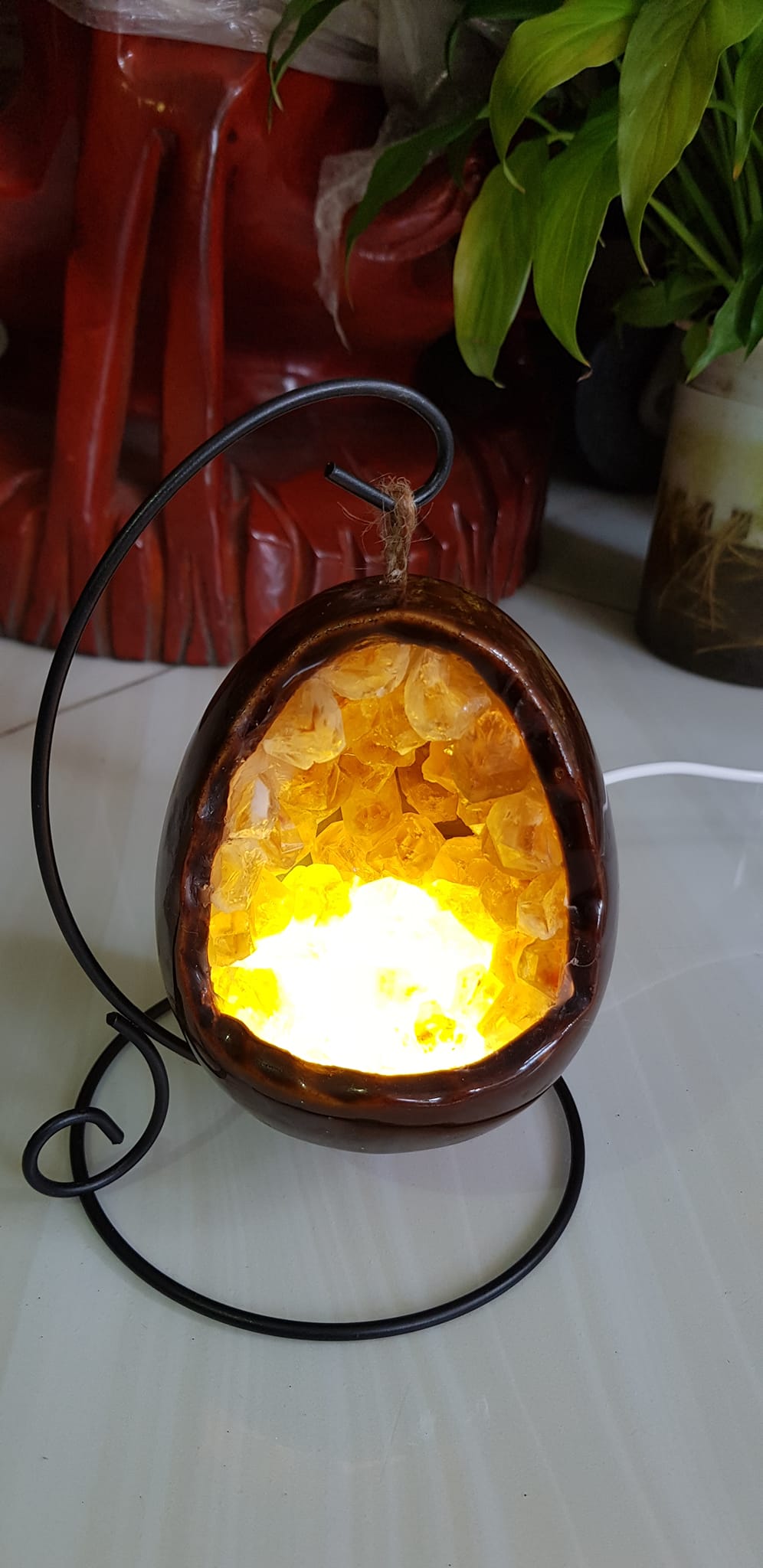 Miếng thạch anh Vàng tự nhiên hốc sâu có đế kiểu có đèn điện công dụng hút tài lộc cả chân Cao 16cm đk 12cm miếng Vàng cao 10cm đk 8cm Anh Chị để bàn trang trí nhà bàn thờ Thần Tài và treo trong phòng làm đèn ngủ may mắn màu Vàng Anh thật sự rất tốt đẹp ạ