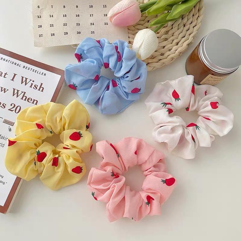 Scrunchies, buộc tóc quả dâu xinh xắn