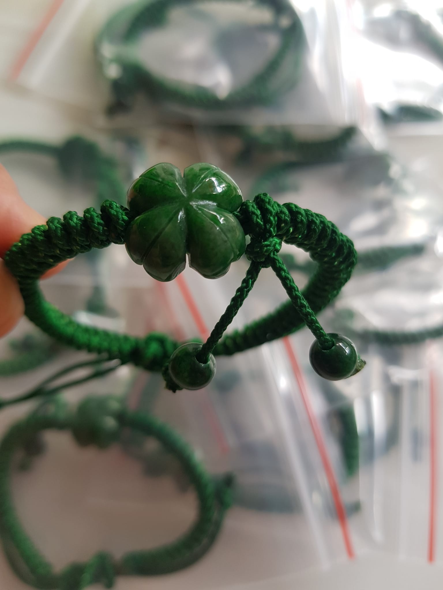 Vòng tay nữ kiểu charm cỏ 4 lá xanh đẹp Chất liệu hoa cỏ 4 lá phối dây xanh lá Hợp nữ mệnh mộc mệnh hỏa và thủy đeo ạ