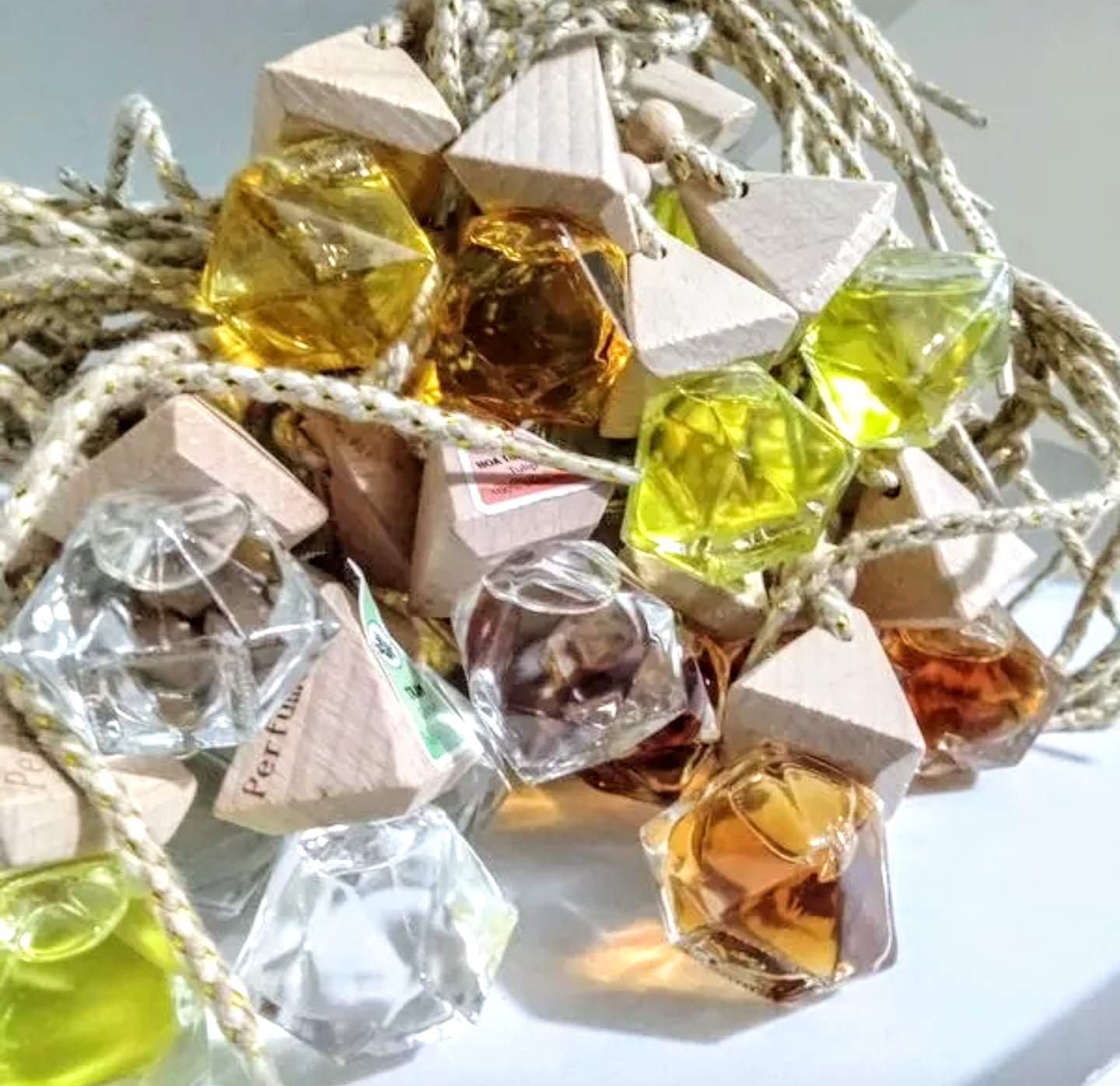 CHAI TINH DẦU NƯỚC HOA KHỬ MÙI LÀM THƠM CHỐNG SAY TÀU XE TREO TRÊN XE HƠI ÔTÔ TỦ QUẦN ÁO PHÒNG LÀM VIỆC NHỎ GỌN TIỆN DỤNG MẪU MỚI HÀNG CAO CẤP