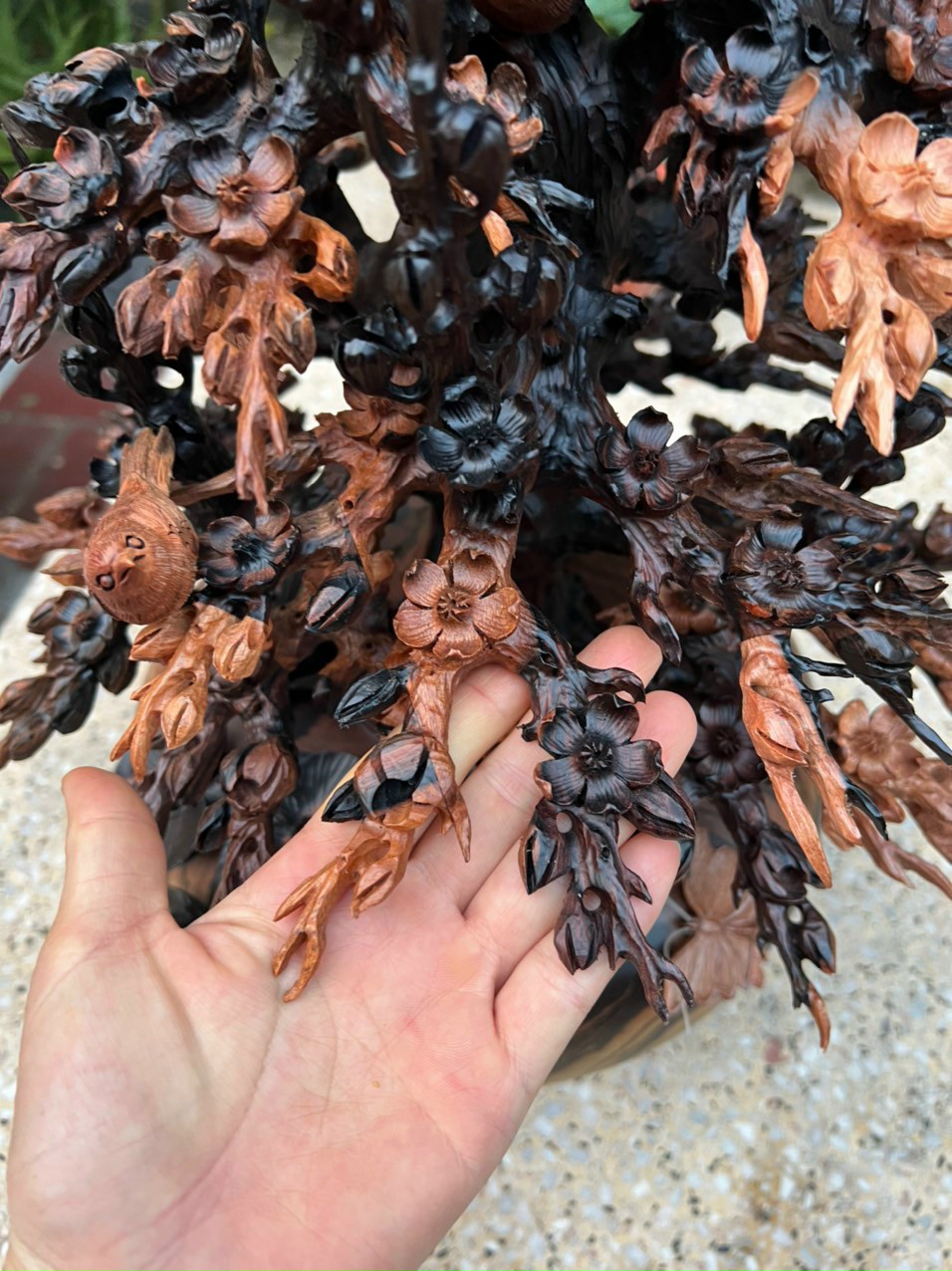 Bình hoa mai lan phong thủy trang trí phòng khách đẹp long lanh bằng gỗ mun hoa kt cao 60×30cm